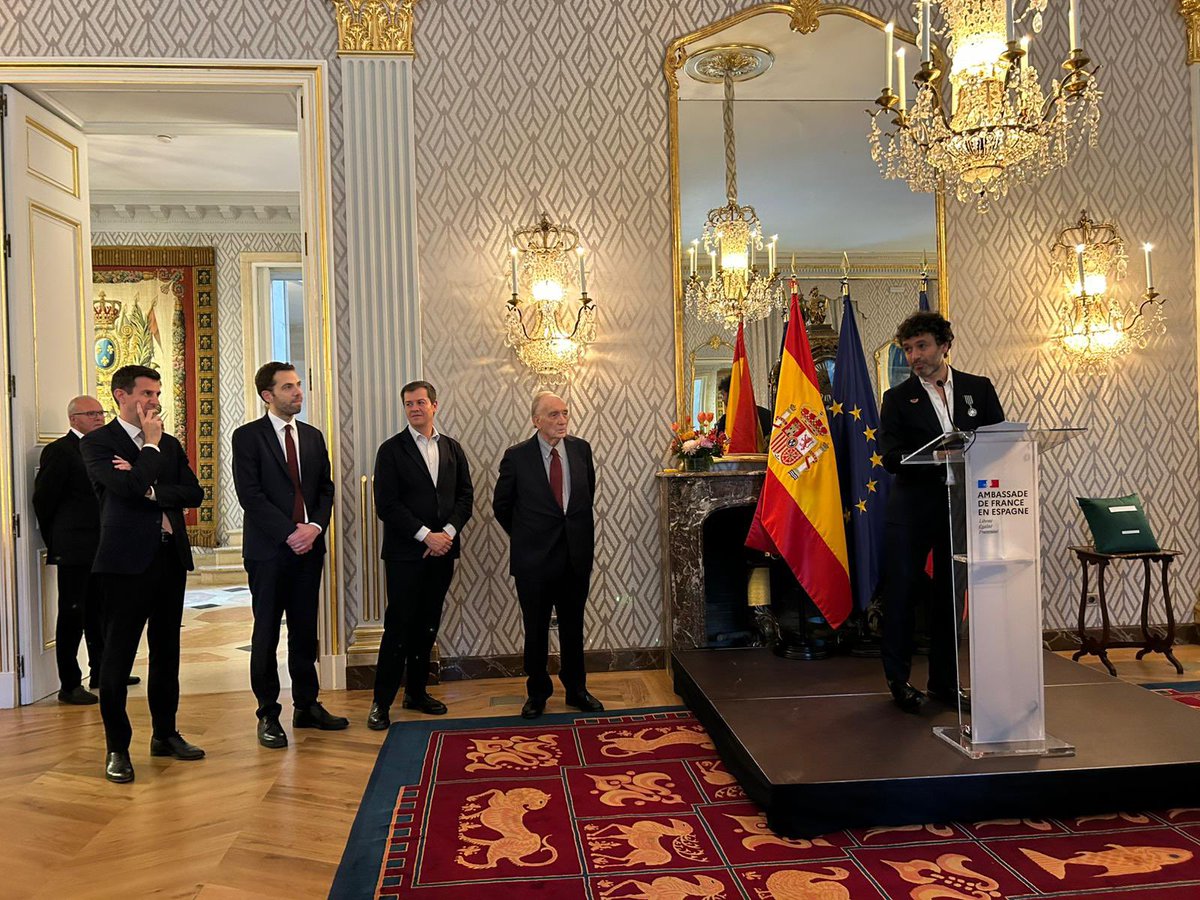 Academiadecine's tweet photo. El cineasta Rodrigo Sorogoyen recibe la Orden de las Artes y las Letras de Francia, en un acto en la Embajada al que ha asistido el presidente de la Academia, Fernando Méndez-Leite. https://t.co/RsnMW5DQ4p