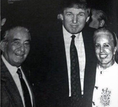A foto a que o Lula se referiu, com o Trump reunido com o Vicente Matheus e a esposa, com camisa do Corinthians, em um torneio de futsal do Rivellino. (!!!)