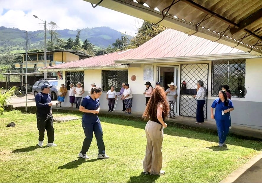 IESS_Loja's tweet photo. #IESSresuelve | La jornada incluye bailoterapia 💃 y charla sobre osteoporosis 🦴. La actividad promueve el envejecimiento activo y la prevención de enfermedades en la comunidad 💚 https://t.co/mTt6Qr8neb