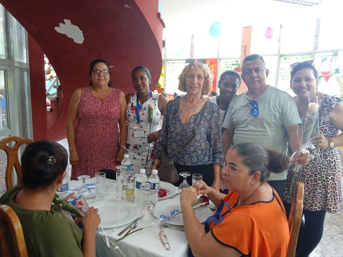 minalcuba's tweet photo. Hoy en el @minalcuba  se reconoció a nuestras mujeres, @AlbertoLopezcu, @JFAR58814797  y @OrlandoBorrero7 agasajaron a todas, desde nuestro organismo llegué la felicitación a toda mujer cubana. https://t.co/XtQbIKzf4v