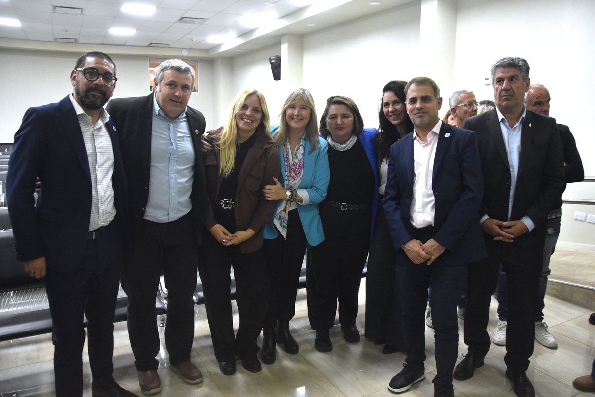LaSextaConAxel's tweet photo. La Jefa de Asesores del Gobernador, @CrisAlvarezRod, visitó Bahía Blanca, donde encabezó el lanzamiento de la Cátedra Libre Papa Francisco en la Facultad Regional UTN junto al decano Alejandro Staffa y al arzobispo Fray Carlos Azpiroz. https://t.co/uUI8mTuv8H