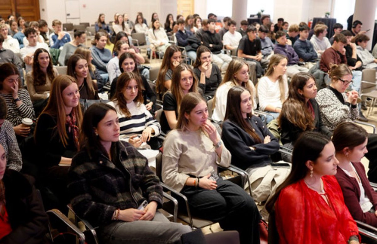 Asier_68's tweet photo. En @AlumniDBA tuvimos la oportunidad de contar con Óscar de Marcos y Mikel Balenziaga, que nos hablaron de liderazgo y esfuerzo
👉 Muchas gracias por compartir vuestra experiencia y a todos los estudiantes que llenasteis el auditorio
▶️ https://t.co/Cv0oFA4clh
@deustoDBS @deusto https://t.co/H0EQgyXR60