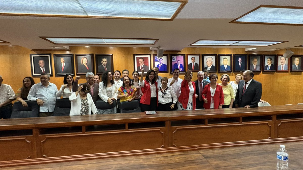 PRIVeracruz_'s tweet photo. Con la Lic. Lucia Ramírez, Secretaria de Atención de los Adultos Mayores del @PRI_Nacional, @AdolfoRamirezA5 y @CarolinaGudio16, se tomó protesta a la Dra. Trinidad López, como Secretaria de Atención de los Adultos Mayores del @PRIVeracruz_.

¡Enhorabuena! https://t.co/VF5yYPUKIf
