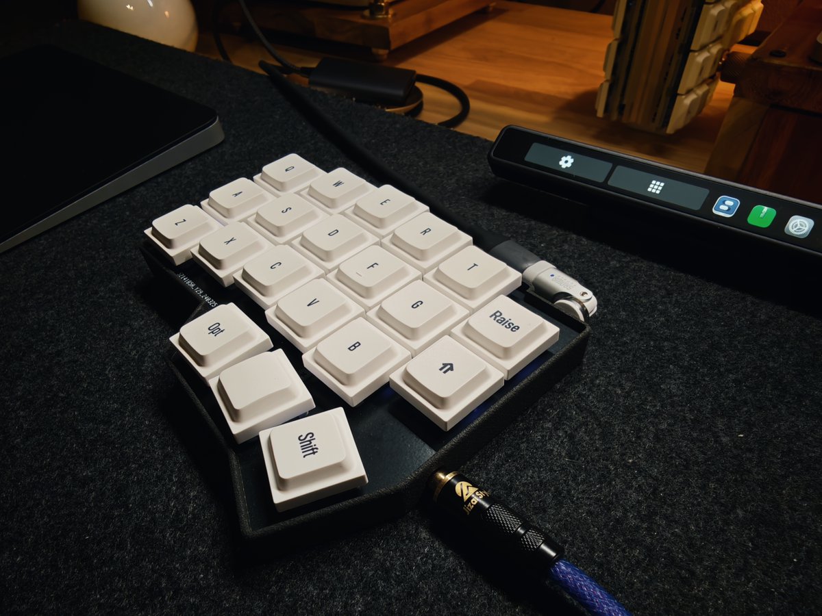 Keyboard: Corne V4 chocolate mini Switch:Lofree x Kailh Specter