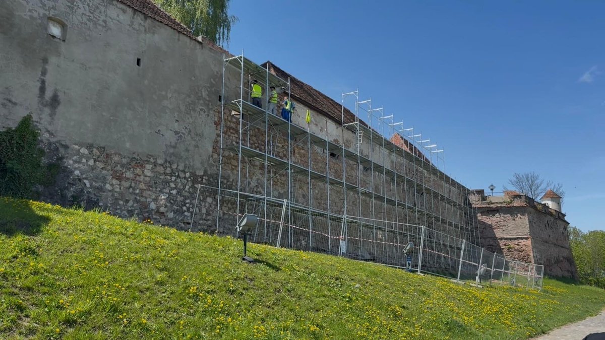 9Litera's tweet photo. Primăria Brașov a început lucrările de reparații și punere în siguranță la Cetățuia https://t.co/1bL0a3wRAU https://t.co/jFxphA6cCz