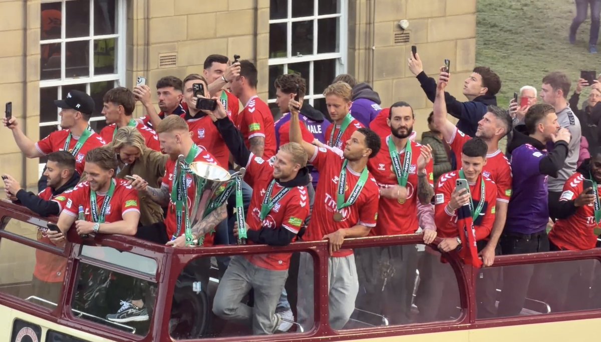 Walwynstatue's tweet photo. Champions! https://t.co/qVAJ5zvffB