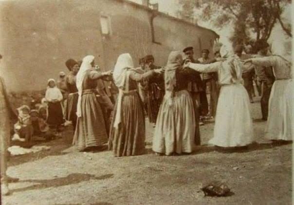 dikranagert__'s tweet photo. Հայ կանանց շուրջպարը: 

Վան, 1914 թվական:

(Վան) https://t.co/kdWRSgI6a1