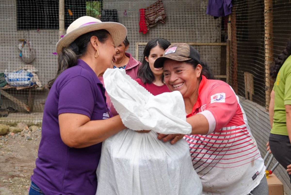 Riesgos_Ec's tweet photo. 📍#Pichincha | SanMiguelDeLosBancos

A través de la Coordinación Zonal 9 entregamos asistencia humanitaria a la población afectada por el desbordamiento del río Blanco, evento ocasionado por la época lluviosa.

El Gobierno Nacional continúa articulando acciones en territorio para brindar atención oportuna a quienes más lo necesitan. 🇪🇨

#ElNuevoEcuador