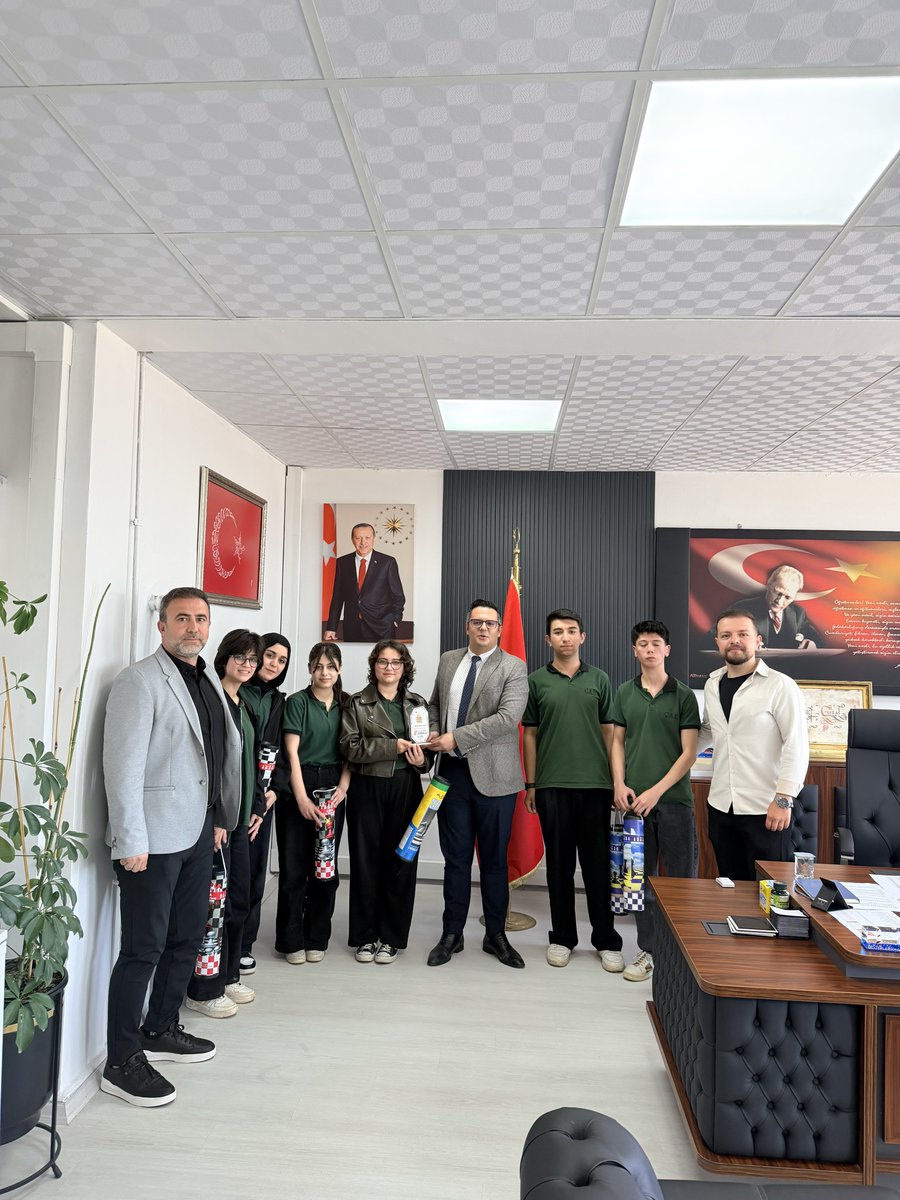 mebcinarmem's tweet photo. Çınar Anadolu Lisesi öğrencileri, Young Voices on Stage Liseler Arası İngilizce Tiyatro Yarışması kapsamında düzenlenen yarışmada “En İyi Performans” kategorisinde il ikincisi olmuştur.

İlçe Milli Eğitim Müdürümüz Yusuf Güzel, kıymetli öğrencilerimize hediyelerini takdim ettiler https://t.co/d8K0mnzKVh