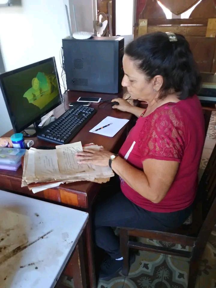 ahpvc1969's tweet photo. La digitalización permite almacenar en los discos internos de cualquier computadora la información a conservar en sistemas de almacenaje masivo en condiciones óptimas.
En la imagen la digitalización del fondo Audiencia de Las Villas durante la labor de una especialista del #AHMR https://t.co/Dj10CNYyMt
