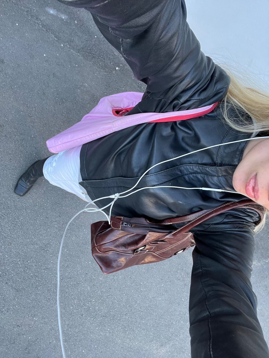 irl girl tweet media