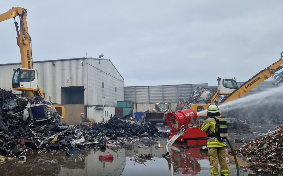 DeutschlandLuf's tweet photo. Bei einem Schrottplatzbrand im Krefelder Hafen hat die BF Feuerwehr Duisburg mit ihrem LUF60 die Löscharbeiten unterstützt.
#luf60 #luf300 #lufnano #pb200 #feuerwehr #vfdb #dfv #löschroboter #löschunterstützungsfahrzeug #einsätze #brand #krefeld #duisburg
https://t.co/1o1H9LC0Ar https://t.co/osqwn0FlBF
