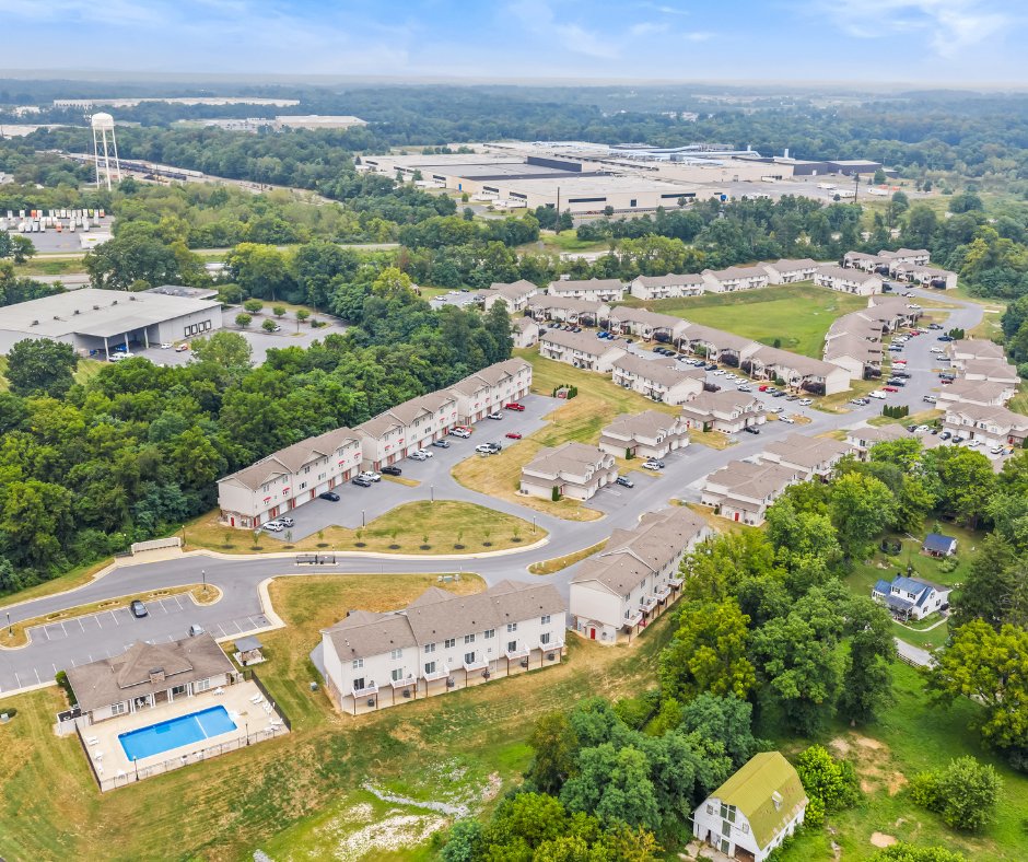 LiveAtMetro_'s tweet photo. The Reserve at Berkeley offers gated living in Martinsburg, WV, with 1–3 bedroom apartments and
townhomes. Amenities include a pool, fitness center, clubhouse, playground, and dog park.

Now leasing from $1,145–$1,945/month.
https://t.co/GvB6g5nDvQ https://t.co/h5Z035UMnS