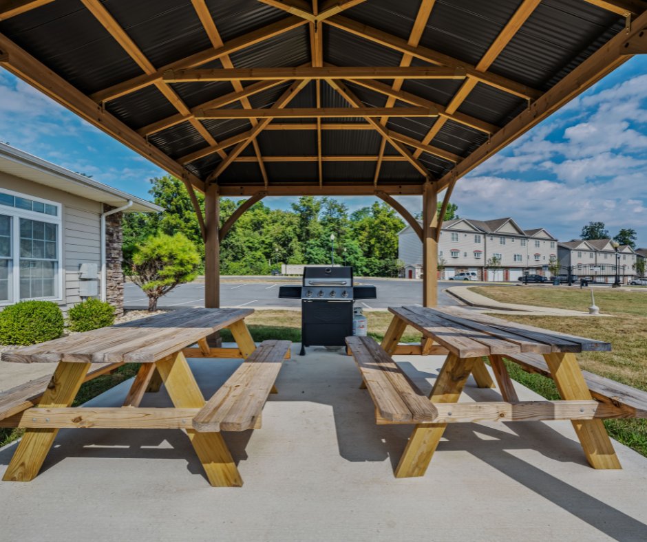 LiveAtMetro_'s tweet photo. The Reserve at Berkeley offers gated living in Martinsburg, WV, with 1–3 bedroom apartments and
townhomes. Amenities include a pool, fitness center, clubhouse, playground, and dog park.

Now leasing from $1,145–$1,945/month.
https://t.co/GvB6g5nDvQ https://t.co/h5Z035UMnS