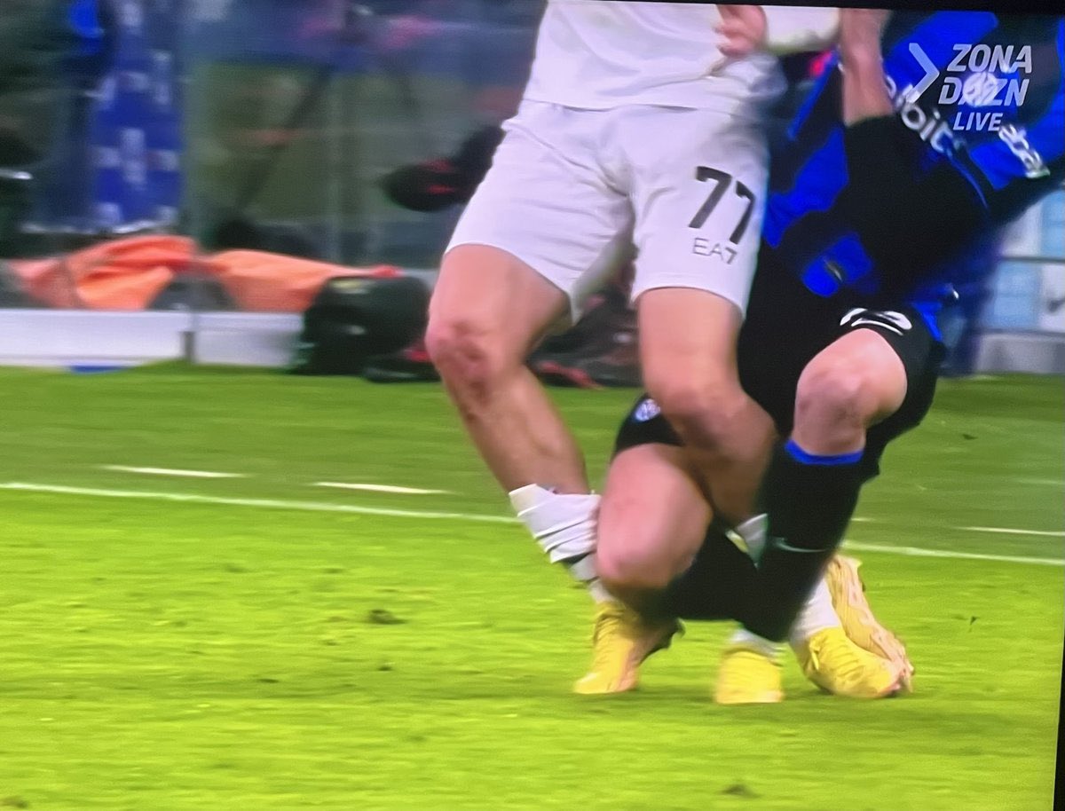 amoresenzafine4's tweet photo. Per capire il sistema #Aia proInter basta andare indietro nel tempo a gennaio 2023

Un Napoli spedito verso lo scudetto, gioca a San Siro una partita arbitrata dal GRADITO #Sozza 

che letteralmente consentì la macelleria 🥩su Kvaratskhelia e Osimhen

Sporchi, ladri e falliti 🚽 https://t.co/Z7SVRmlSWs