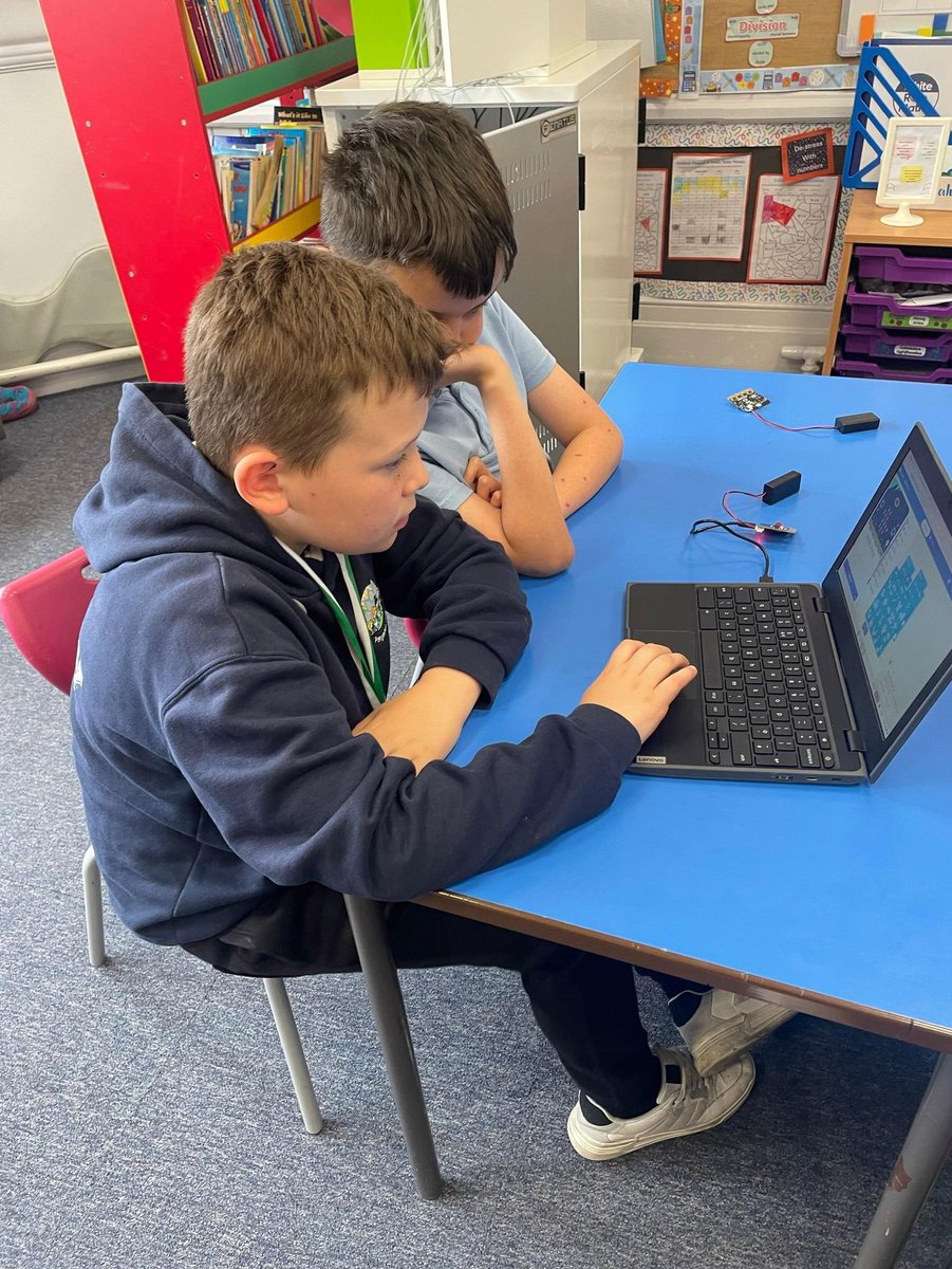 Pengeulanpri's tweet photo. Hawks love a bit of coding #microbits #pengeulanway https://t.co/Yc1PyqIlzg