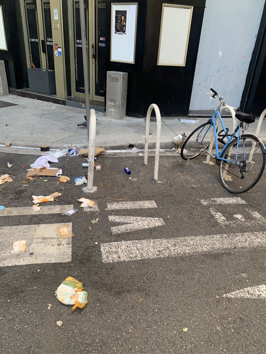 IconicNice's tweet photo. Déchets et mouettes, dépôts sauvages et incivilités (urine partout) notre secteur est une décharge à ciel ouvert en plein centre ville ! 
Heureusement que nous avons les interventions des équipes municipales mais malgré ça tous les matins et soirs c’est une décharge  @Proprete0 https://t.co/9PMaaITQwK