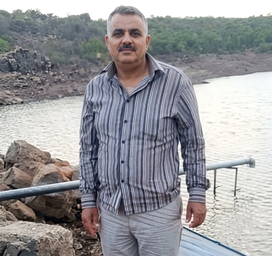 cillevitv_en's tweet photo. Suriye’de Alevilere yönelik sistematik saldırılar sürüyor.

Otobüs şoförü Salih Abşe, son yolcusunu indirdikten sonra evine dönerken HTŞ’ye bağlı sözde güvenlik güçleri tarafından silahlı saldırıyla vurularak hayatını kaybetti. https://t.co/zEmjogDRSF