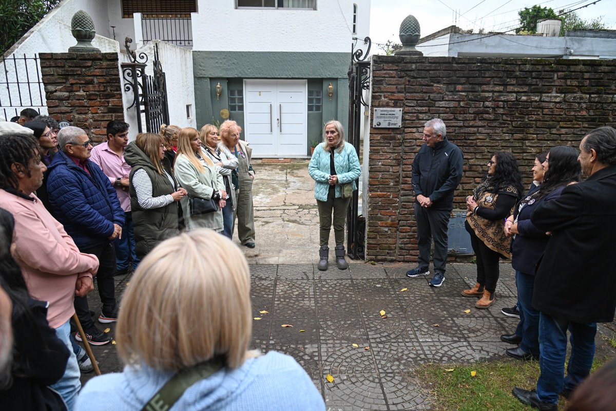 agrupacionsiem1's tweet photo. ✌🏻Hoy junto al intendente  @ZamoraJulio homenajeamos a la compañera Marta Osuna y familia, por su compromiso y participación en la construcción del Peronismo de Tigre. https://t.co/o3jciXXgED