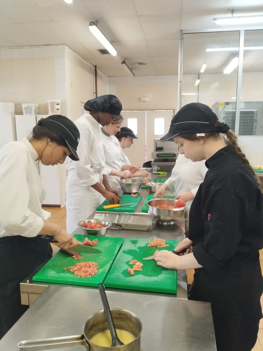 Lycée Roberval tweet media
