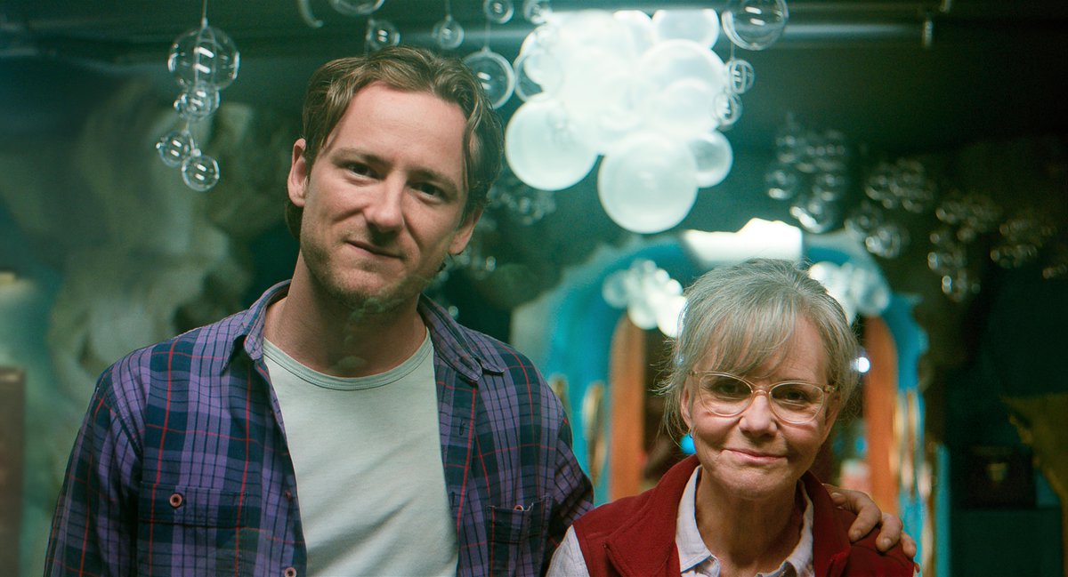NetflixJP's tweet photo. ◆配信開始
Netflix映画
『親愛なる八本脚の友だち』（アメリカ）

小さな町の水族館で夜間に働くトーヴァは、
家族を亡くした孤独な女性。

そんな彼女と、
高い知能を持つミズダコ、
人生迷走中の青年との交流を描く
感動の物語。

ベストセラー小説を映像化。

#親愛なる八本脚の友だち https://t.co/3Zr9jS0szH