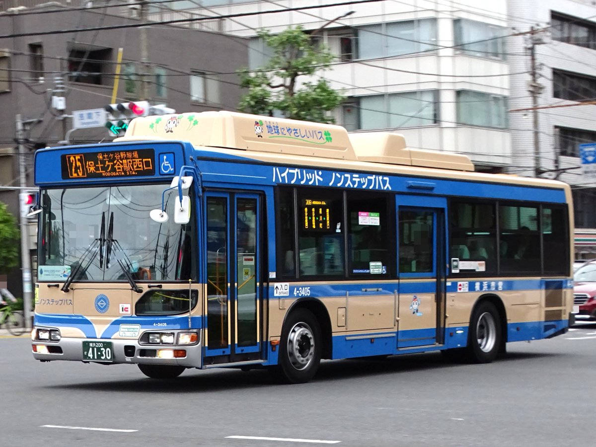 TakashimaExp2's tweet photo. 5/3(日)、5/6(水)
連休中の横浜市営バス4-3405号車、前から撮影したかった曇りカットを漸く撮れました。
3日は「ザ よこはまパレード」開催に伴う区間運休で復活した32系統港町行きに1往復だけ充当。既に閉店したセルテの看板をバックにした、この構図での撮影はこの時限りになりそうです。 https://t.co/5vLIEF6Gmp