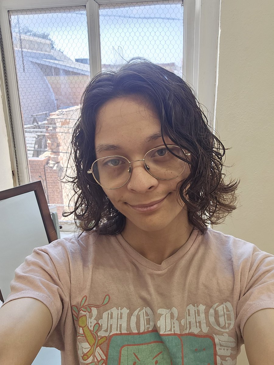 RevohBB's tweet photo. Got a hair cut a few months ago at a salon and as much as I love it, I do still wish I asked for bangs https://t.co/0jYxtDuiS7