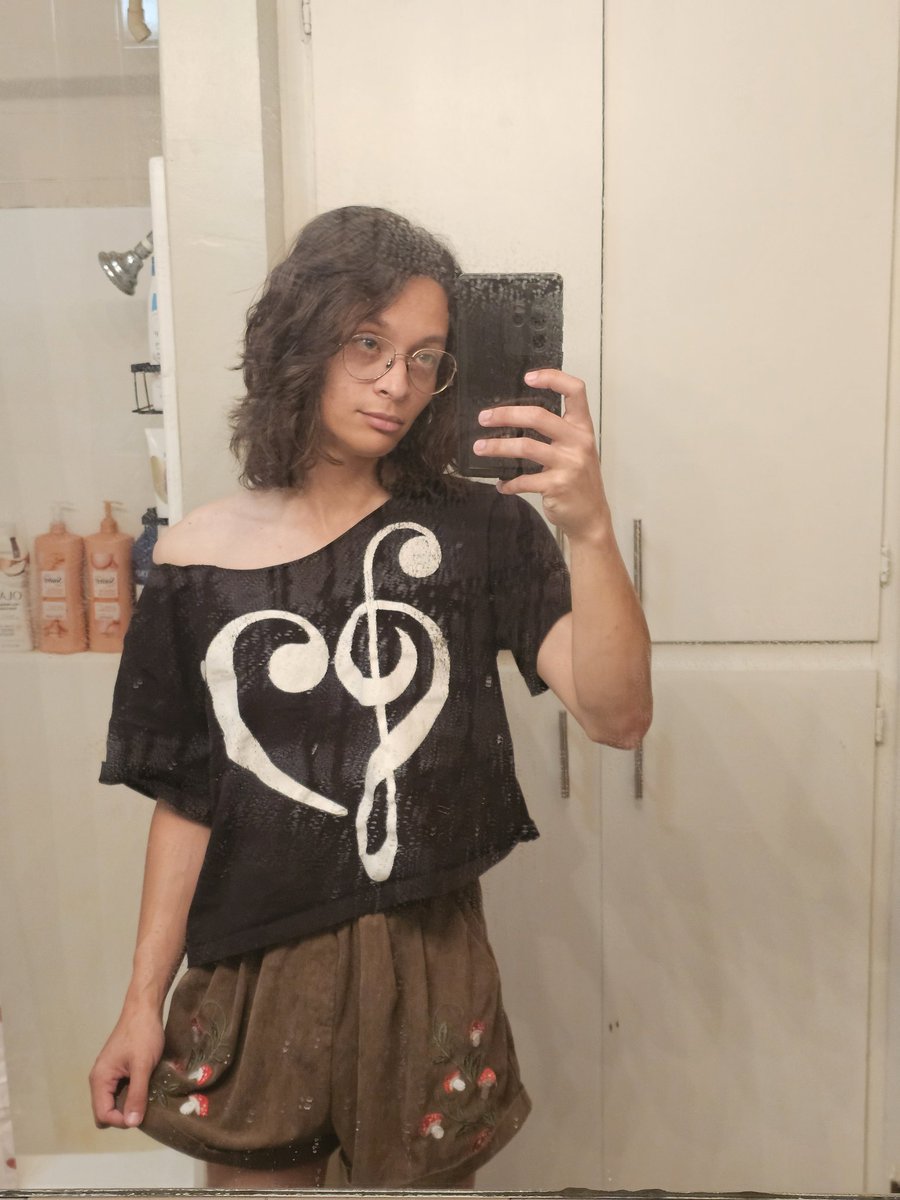 RevohBB's tweet photo. Got a hair cut a few months ago at a salon and as much as I love it, I do still wish I asked for bangs https://t.co/0jYxtDuiS7