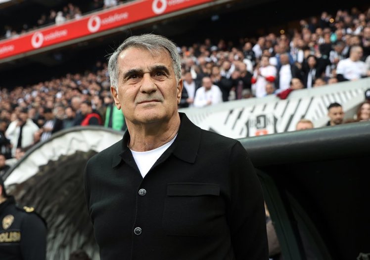 agacliyol_'s tweet photo. Başkan Serdal Adalı yönetiminden bazı isimler Şenol Güneş'le bir araya geldi. "Sergen hoca bırakırsa, seninle çalışmak isteriz" teklifi iletildi!

Şenol Güneş ilk etapta, "hocası olan bir takımla görüşmem" dedi. Ne para ne de pul konuşmayacağını anlattı. Beşiktaş'ın kendisi için olan öneminden bahsetti. Tabii ki böylesine zorlu bir süreçte sevdiği camiayı yalnız bırakmayacağının altını çizdi. Yöneticilere de "Sergen Yalçın'a sahip çıkın" mesajını verdi!

(Fotospor)