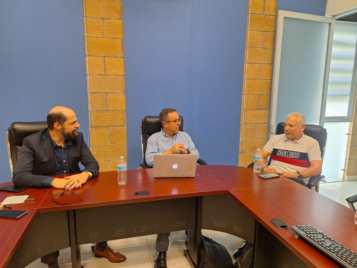 IMUVILEON's tweet photo. Seguimos trabajando en equipo para atender los temas prioritarios de nuestras comunidades. Sostuvimos una reunión con el Director de Desarrollo Urbano, Hugo García, y con Sergio Domínguez de fraccionamientos, para dar seguimiento a proyectos en San Juan de Abajo y Alabastro.
🏡 https://t.co/aQBEB1ELwh