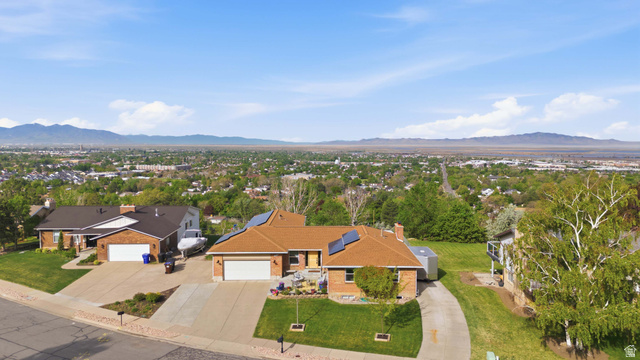 RobinsPerchRE's tweet photo. 🏡 Price Reduction | 📍 512 S 850  E, Centerville, UT 84014
💲 925,000 |  🛏  7 bed  🛁  5 bath  📐 4906 sq. ft.  | 0.27 acres

https://t.co/dgWQYqDXP2 https://t.co/jAq6V57mpA