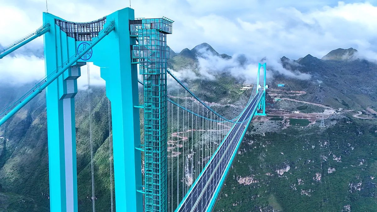 idkwahatimdoing's tweet photo. 🚨 China is currently building the best and most INSANE bridge in the world https://t.co/gAaHAj6Dgl