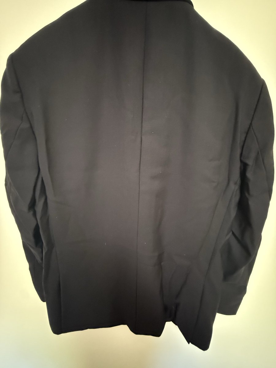 JasonVeda's tweet photo. @theblacktux received my tux. These aren’t shipping wrinkles. Or the pants would have wrinkles too. Spending a lot for this low budget service. https://t.co/X06vZD83GP