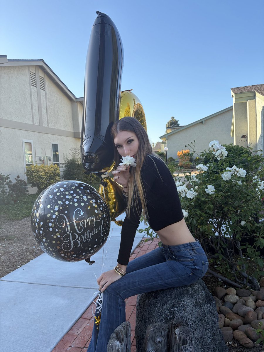 5starsinn's tweet photo. Nasty nineteen 💫✨ https://t.co/oeukVwL1N6