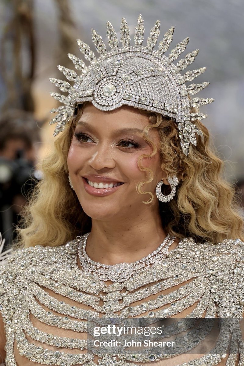 theeboyonce's tweet photo. The fact that she looks THIS damn beautiful in REAL LIFE? 😮‍💨🔥 https://t.co/JcTP338QP2