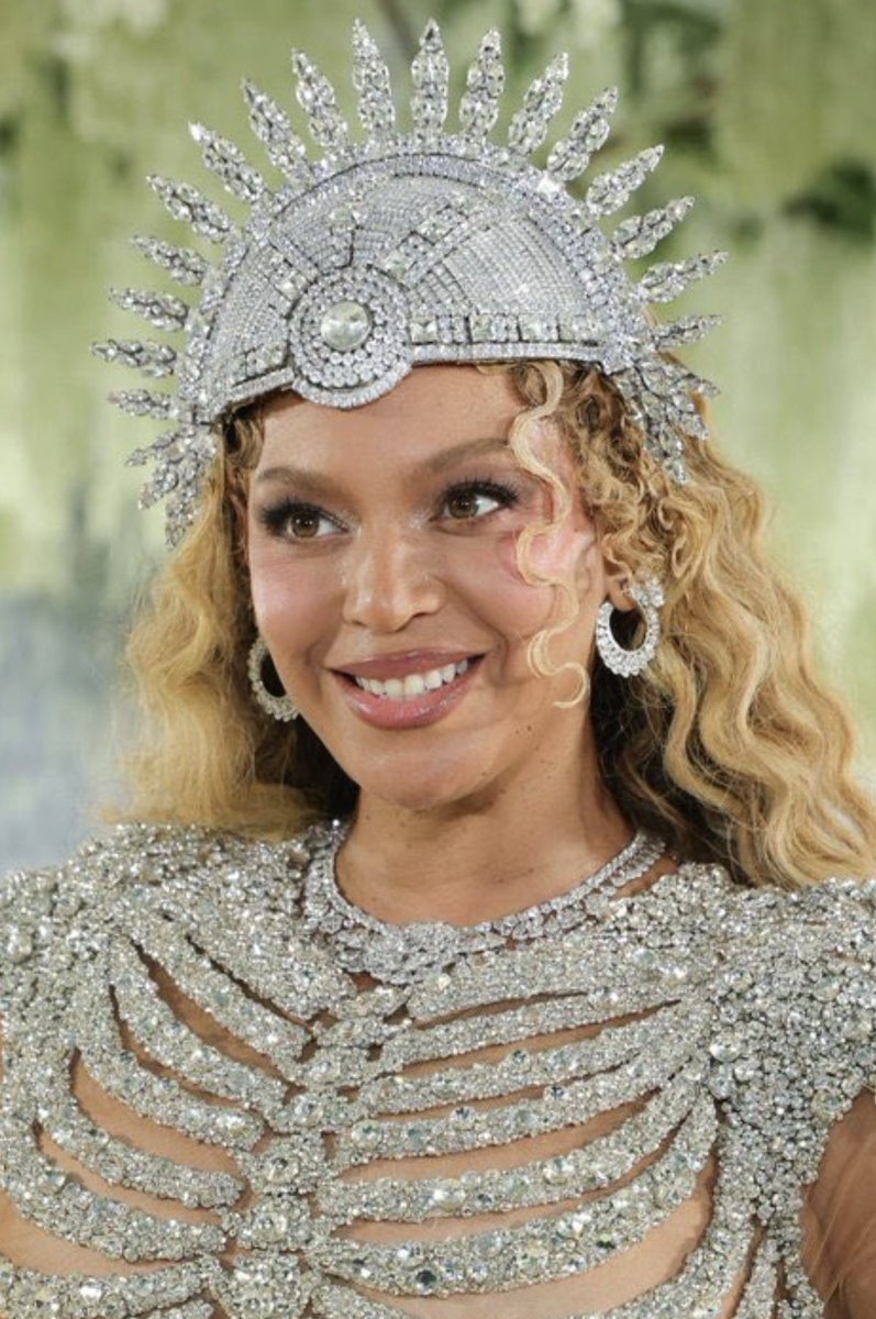 theeboyonce's tweet photo. The fact that she looks THIS damn beautiful in REAL LIFE? 😮‍💨🔥 https://t.co/JcTP338QP2