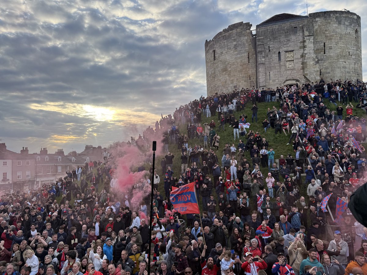 iaindunn1's tweet photo. One of the best nights! What an amazing experience to be fortunate to be a part of. Thank you all @YorkCityFC and an amazing fanbase!! https://t.co/sSmVznU1yK