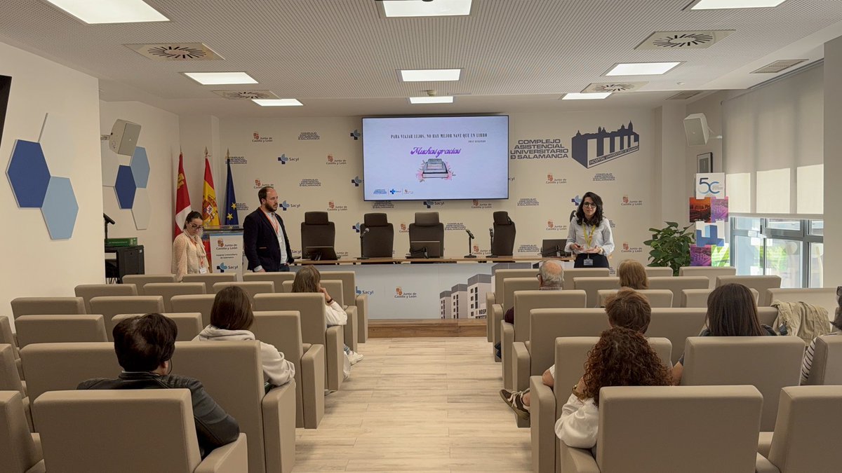 Curro_Blanco's tweet photo. 📚✨ Hoy inauguramos el “Club de Lectura” organizado y coordinado por la Dra. @mamenalonso_doc y @diegomatosag .

Primera lectura elegida: “Seda”, de Alessandro Baricco 📖🌍

Magnífica iniciativa del #CAUSA para compartir literatura, reflexión y conversación . 👏😊

#SomosCAUSA https://t.co/bzXRLQG6bw