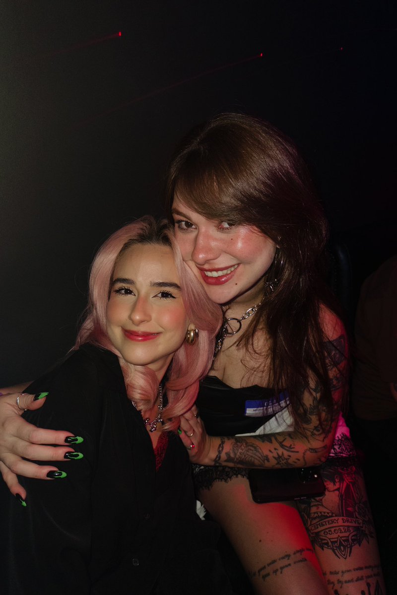 OLHA O QUE EU ACHEI AQUI KKKKKKKKKKKKKKKKKKKK

Eu amo ela muito, apesar dela querer puxar meu cabelo 🩷🖤

<a href="/Fusrobya/">Bya</a>