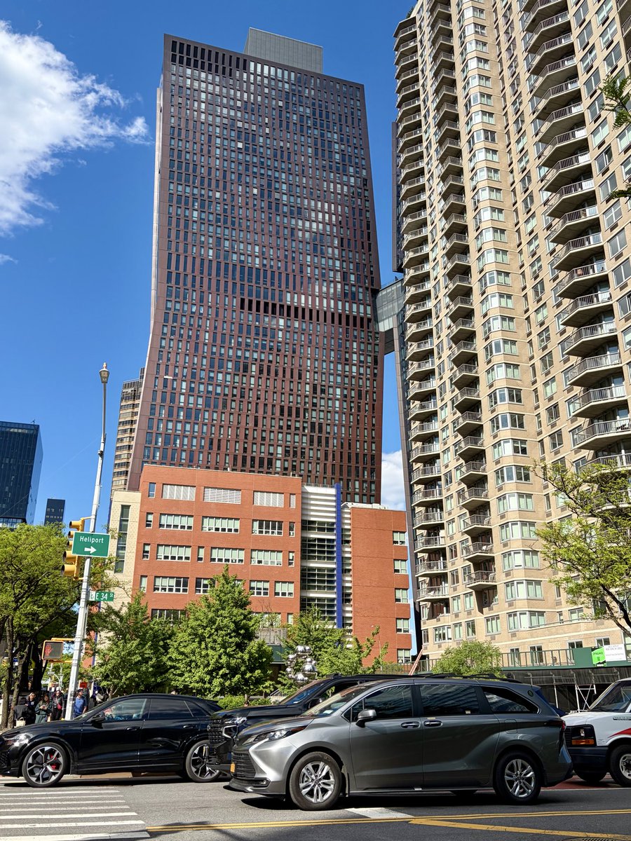 VoiceCandy's tweet photo. The Leaning Tower of Kips Bay https://t.co/svfzzYHnIS