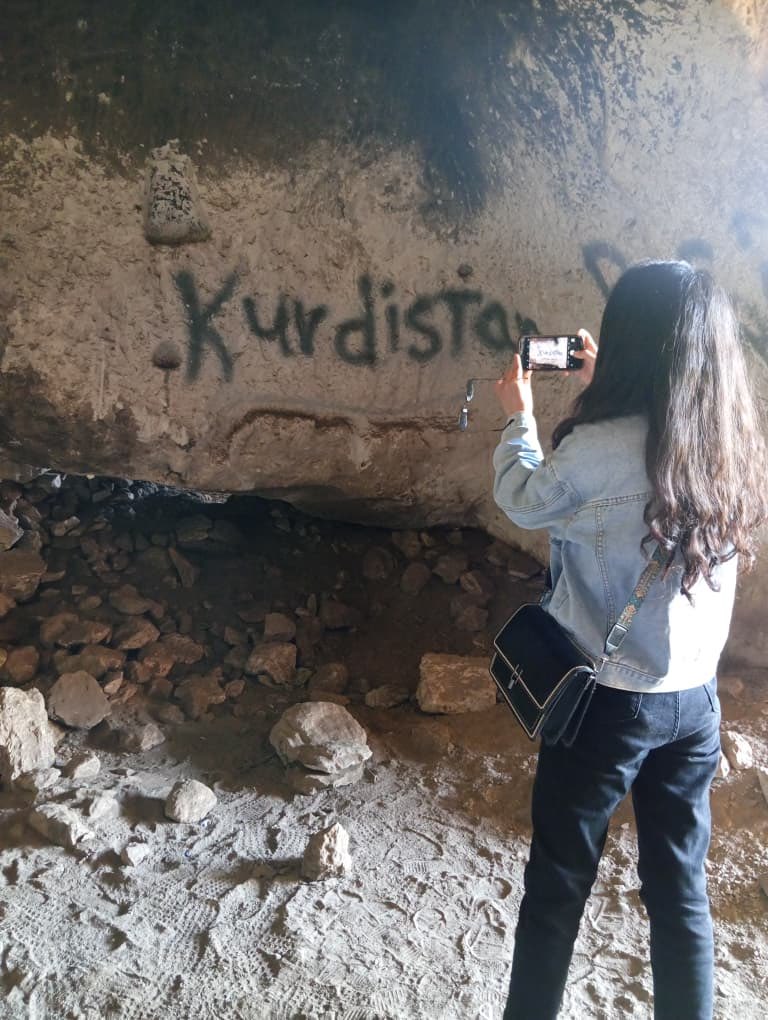 Rozeev1's tweet photo. Kurdistan her welatek nabe çar parçe 
Zimanê me rûmeta me ye 
Kurdî nasnameya me ye.
#Kurdî #Kurdistan https://t.co/dhjhG0qyqj
