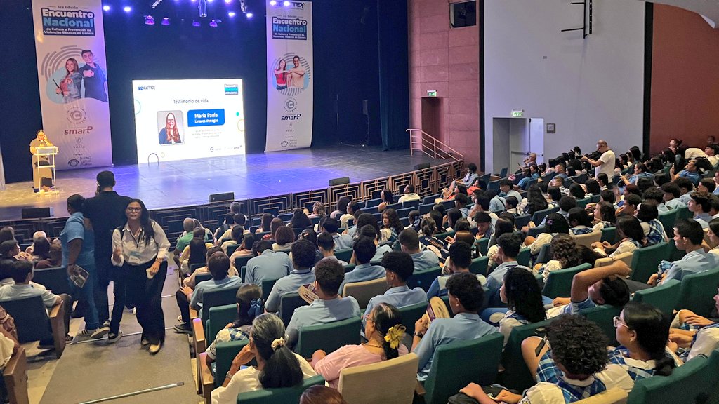 UniCaribe_'s tweet photo. #FlashUnicaribe 🤳 Participamos del Primer Encuentro Nacional de Cultura y Prevención de Violencias Basadas en Género (VBG). Evento realizado en el Teatro Santa Marta con expertos, académicos y defensores de los Derechos Humanos.

Nuestra participación se adelanta en dos frentes:

Nuestra vicerrectora académica, Marta Corredor Moncada, imterviene en el panel "De la atención a la garantía de derechos: respuestas institucionales para enfrentar las violencias basadas en género y promover la equidad".

Tenemos un stand de prevención frente a situaciones de vulneración de la integridad.

Participar y defender estos espacios es un compromiso ineludible que tenemos con la transformación social y el respeto por la dignidad humana.
