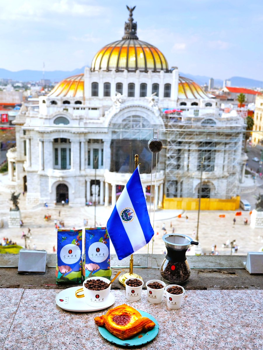 AdrianaMiraSV's tweet photo. El café salvadoreño llegó a la CDMX. 🇸🇻☕🇲🇽

Con el apoyo de @ISCafe_SV, acercamos nuestras variedades de origen a nuevos mercados mediante una cata sensorial y una experiencia de degustación dirigidas a empresarios mexicanos, posicionando nuestro grano de oro de especialidad. https://t.co/m1cYwHsESJ