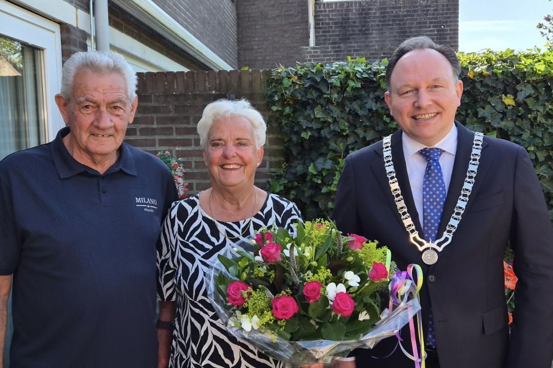 apreinders's tweet photo. Onlangs bereikte het echtpaar Van Sintanneland-Vrolijk uit Maarssenbroek een bijzondere mijlpaal: 60 jaar getrouwd! Vandaag hen namens het gemeentebestuur van @StichtseVecht hiermee mogen feliciteren.💐🎉💍#diamantenhuwelijk #StichtseVecht https://t.co/1j1MAdEcHx