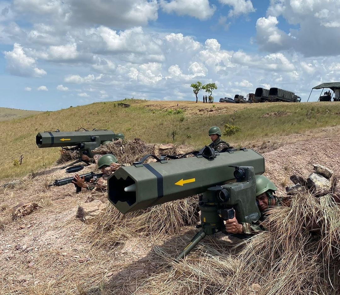 gliciofonseca's tweet photo. A #SIATT concluiu a fbricação do 1o lote do míssil anticarro #MAX para o @exercitooficial🇧🇷. O armamento tem um alcance de 2 mil metros e pode ser empregado a partir do solo ou instalado em viaturas. O míssil foi produzido na nova fábrica da empresa em Caçapava (SP). 📷: T&amp;D https://t.co/tEgkmw5PWJ