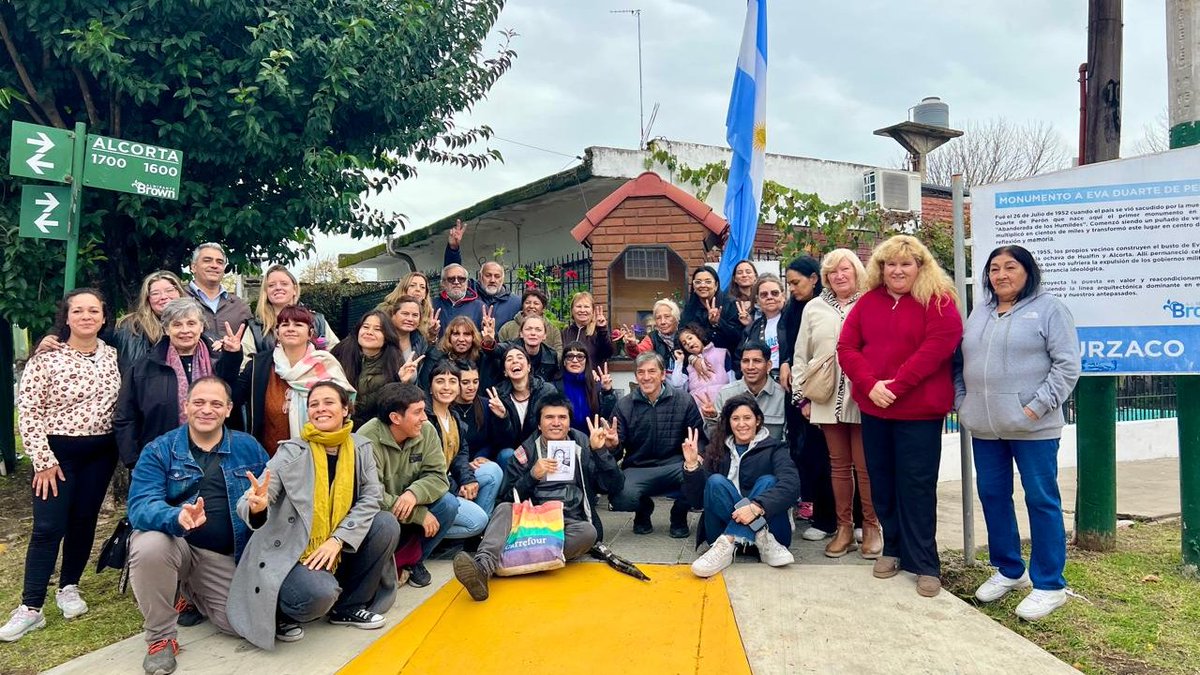 CascallaresPJ's tweet photo. ✌️🇦🇷  Compartimos imágenes de los emotivos homenajes a #EvitaEterna que realizaron en esta jornada tan especial nuestras compañeras y compañeros de las localidades de #Glew #SanFranciscoDeAsis #Burzaco y #MalvinasArgentinas. https://t.co/xeo7lx2CXN