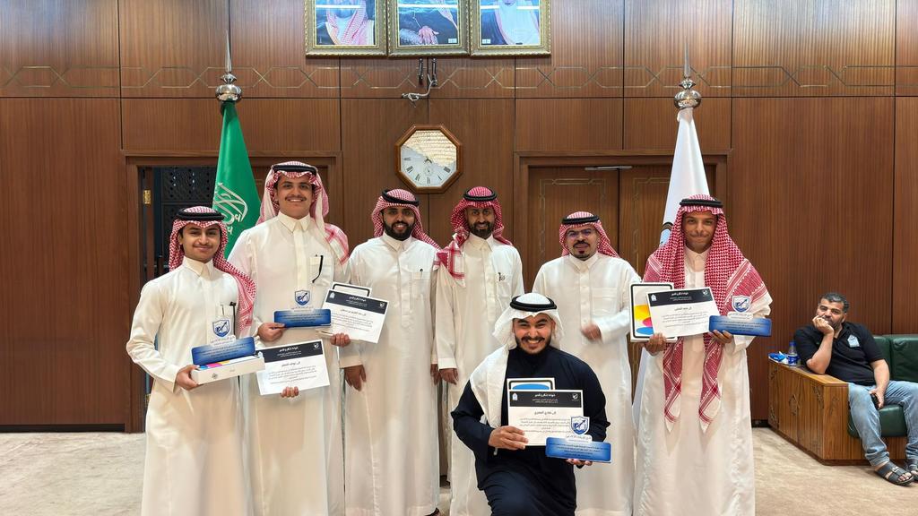 Imamclt's tweet photo. كلية اللغات والترجمة تحقق المركز الأول في التحدي الأكاديمي على مستوى الجامعة 
حققت كلية اللغات والترجمة إنجازًا مميزًا في مسابقة (التحدي الأكاديمي) على مستوى الجامعة، التي نظمتها عمادة القبول والتسجيل ممثلة بوكالة الإرشاد الأكاديمي ونادي الإرشاد الأكاديمي، بمشاركة 10 فرق تمثل 10 كليات، وذلك على مدى خمسة أيام من المنافسات العلمية والمعرفية المكثفة.
وتمكن فريق طلاب الكلية من تحقيق المركز الأول على مستوى الطلاب، فيما حقق فريق الطالبات المركز الرابع، في إنجاز يعكس المستوى المعرفي والأكاديمي المتميز لطلاب وطالبات الكلية، ويؤكد ما يمتلكونه من قدرات علمية ومهارات تنافسية عالية.
وقد رفع سعادة عميد كلية اللغات والترجمة الدكتور محمد بن عبدالله الراشد أسمى آيات الشكر والتقدير لمعالي رئيس الجامعة على دعمه المستمر للأنشطة والبرامج التي تعزز التميز الأكاديمي والطلابي، كما ثمّن جهود عمادة القبول والتسجيل ووكالة الإرشاد الأكاديمي ونادي الإرشاد الأكاديمي في تنظيم هذه المسابقة النوعية التي تسهم في تنمية الثقافة الأكاديمية وروح التنافس بين طلاب الجامعة.
كما عبّر سعادته عن اعتزازه بما حققه طلاب الكلية، مقدمًا شكره لأعضاء هيئة التدريس ولجميع من أسهم في إعداد وتأهيل الفرق المشاركة، مؤكدًا أن هذا الإنجاز يجسد تميز الكلية وطلابها معرفيًا وأكاديميًا، ويعكس البيئة التعليمية المحفزة التي تحرص الكلية على توفيرها بما ينسجم مع مستهدفات الجودة والتميز الأكاديمي.
وأكد سعادته على أن هذا الإنجاز يعد امتدادًا لسلسلة النجاحات التي تحققها كلية اللغات والترجمة في المجالات الأكاديمية والأنشطة الطلابية، بما يعزز حضورها وتميزها على مستوى الجامعة.
واختتم سعادته تصريحه بالتأكيد على حرص الكلية على دعم طلابها وتمكينهم من المشاركة الفاعلة في مختلف المنافسات والبرامج الأكاديمية، بما يسهم في صقل مهاراتهم وتنمية قدراتهم العلمية والمعرفية، وتعزيز حضور الكلية وتميزها في المحافل الجامعية المختلفة.
#التحدي_الأكاديمي
#كلية_اللغات_والترجمة
#جامعة_الإمام
#SDG3
#SDG4
#SDG11