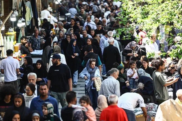 Non ci siamo ragazzi! Se non mi ascoltate rischiate di fare figuracce. Temo che molti di voi non comprendano alcune peculiarità della "repubblica" islamica iraniana. Per questo vi dico che siete fuori strada e presto mi darete ragione. Ve lo ripeto una volta per tutte: La