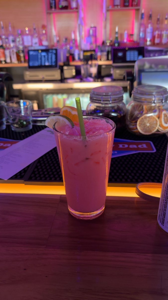 kayci_ch's tweet photo. when ur fav bartender makes u ur fav college drink 😇 an MCs tropical buffalo - the Rift style https://t.co/SNNll2oV8Y