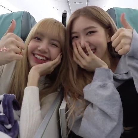 chaelisasbrasil's tweet photo. #ChaelisaDay! Hoje marca mais um ano desde que a Lisa e a Rosé se conheceram. Elas são, para além de companheiras de grupo, amigas — irmãs. E é esse amor que existe entre elas que nos move todos os dias.

“I love you to bits and pieces, my love”. 🫶🏼 https://t.co/TywaY0c5sW